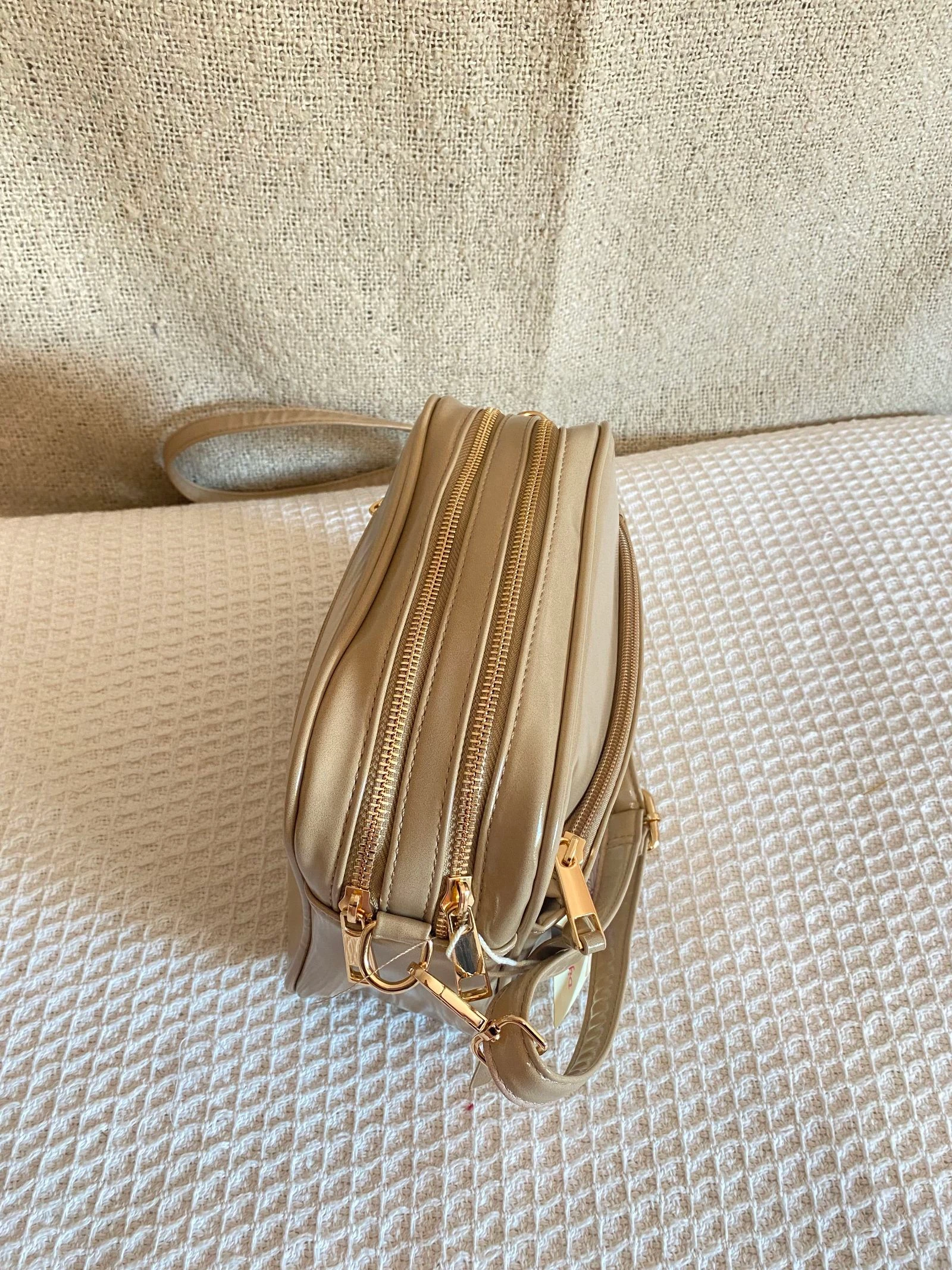Bolso bandolera beige satinado con doble cremallera  – photo 5